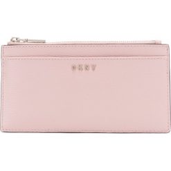 DKNY Bryant Etui na karty Różowy. Różowe portfele damskie DKNY, bez wzorów, ze skóry. Za 326,95 zł.