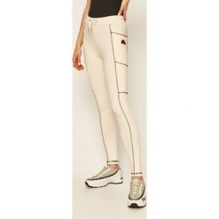Ellesse - Legginsy. Białe spodnie damskie Ellesse, z aplikacjami, z elastanu. W wyprzedaży za 129,90 zł.