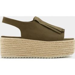 Sandały z frędzlami, na platformie z juty. Szare koturny damskie marki Pull&Bear, bez obcasa, na platformie, bez zapięcia. Za 96,90 zł.