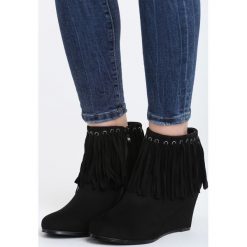 Czarne Zamszowe Botki Euphony. Czarne botki damskie na zamek marki Born2be, z zamszu, z okrągłym noskiem, na koturnie, na zamek. Za 59,99 zł.