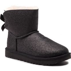 Buty UGG - W Mini Bailey Bow Sparkle 1100053 W/Blk. Czarne kozaki damskie marki Ugg, na zimę, z tworzywa sztucznego, bez obcasa, bez zapięcia. W wyprzedaży za 569,00 zł.