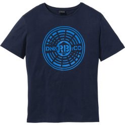 T-shirt z nadrukiem Slim Fit bonprix ciemnoniebiesko-lazurowy. Niebieskie t-shirty męskie bonprix, s, z nadrukiem, z okrągłym kołnierzem. Za 27,99 zł.