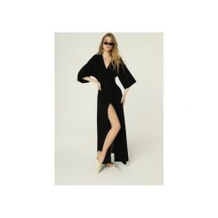 Sukienka Monica - czerń. Czarne sukienki damskie marki Madnezz, s, bez wzorów, z elastanu, bez kołnierzyka, bez rękawów, midi, kopertowe. Za 325,00 zł.