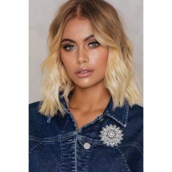 Broszki damskie: NA-KD Accessories Duża broszka Markiza w kształcie kwiatu, wysadzana kryształami – Silver