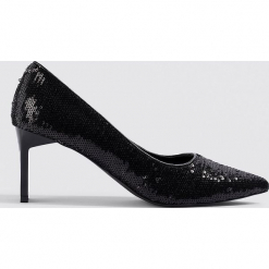 NA-KD Shoes Szpilki z cekinami - Black. Czarne szpilki marki NA-KD Shoes, bez wzorów, klasyczne, bez obcasa, na szpilce, bez zapięcia. W wyprzedaży za 121,77 zł.