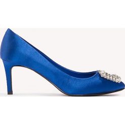 Buty damskie: NA-KD Shoes Satynowe czółenka na średnim obcasie, ze zdobieniami - Blue