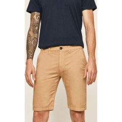 Pepe Jeans - Szorty Mc Queen. Różowe spodenki i szorty męskie Pepe Jeans, l, bez wzorów, z elastanu, casualowe. W wyprzedaży za 139,90 zł.