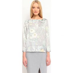 BLUZKA DŁUGI RĘKAW KLASYCZNA. Szare bluzki damskie Top Secret, w kwiaty, eleganckie, z klasycznym kołnierzykiem, z długim rękawem. W wyprzedaży za 49,99 zł.