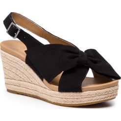 Espadryle UGG - W Camilla 1100976 W/Blk. Czarne espadryle damskie Ugg, bez wzorów, z zamszu, bez obcasa, na obcasie. W wyprzedaży za 419,00 zł.