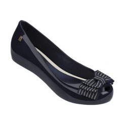 Baleriny w kolorze granatowym. Niebieskie baleriny dziewczęce Melissa, Pepe Jeans, bez wzorów, bez obcasa. W wyprzedaży za 139,95 zł.