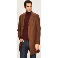 Pierre Cardin - Płaszcz. Żółte płaszcze męskie Pierre Cardin, bez wzorów, z poliesteru, klasyczne, bez kaptura. W wyprzedaży za 359,90 zł.