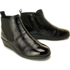 CAPRICE 25459-25 017 black naplak, botki damskie. Czarne koturny damskie Caprice, z gumy, bez obcasa, na koturnie, na zamek. Za 299,90 zł.