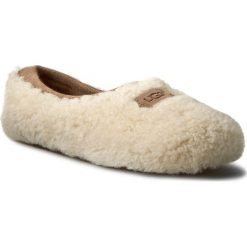 Kapcie UGG - W Birche 1007721 W/Nat. Brązowe klapki damskie Ugg, bez wzorów, z wełny, bez obcasa. W wyprzedaży za 319,00 zł.