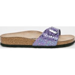 Birkenstock - Klapki. Fioletowe klapki damskie Birkenstock, bez wzorów, ze skóry, bez obcasa. W wyprzedaży za 199,90 zł.