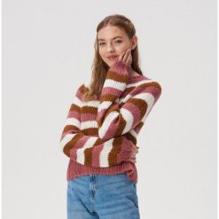 Krótki sweter w paski - Brązowy. Pomarańczowe swetry damskie Sinsay, s, w paski, z krótkim rękawem, krótkie, bez kaptura. W wyprzedaży za 29,99 zł.