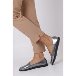 Stalowe Półbuty Slip On Błyszczące Z Metalową Ozdobą Casu Da19X14/pe. Szare półbuty damskie Casu, z aplikacjami, bez obcasa, bez zapięcia. W wyprzedaży za 29,99 zł.