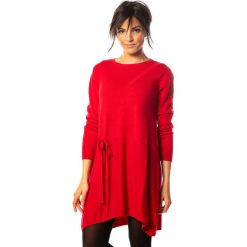 Sukienka "Segal" w kolorze czerwonym. Czerwone sukienki damskie Cosy Winter, l, bez wzorów, z kaszmiru, z okrągłym kołnierzem, bez rękawów, mini. W wyprzedaży za 179,95 zł.
