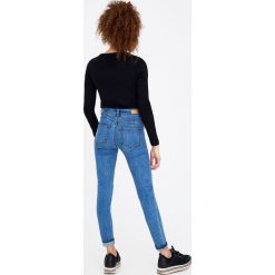 Jeansy push up. Niebieskie jeansy damskie Pull&Bear, z jeansu. Za 79,90 zł.