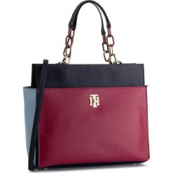 Torebka TOMMY HILFIGER - Th Saffiano Satchel AW0AW06809 902. Czerwone torebki klasyczne damskie TOMMY HILFIGER, bez wzorów, ze skóry ekologicznej, klasyczne, bez dodatków. Za 799,00 zł.