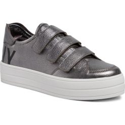Sneakersy DKNY - Savi K3921876 Pwtr/Blk. Szare półbuty damskie DKNY, na co dzień, bez wzorów, ze skóry ekologicznej, bez obcasa, na koturnie, bez zapięcia. W wyprzedaży za 399,00 zł.