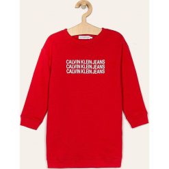 Calvin Klein Jeans - Sukienka dziecięca 104-176 cm. Czerwone sukienki dziewczęce Calvin Klein Jeans, z nadrukiem, z bawełny, casualowe, z długim rękawem, długie, maxi, proste. W wyprzedaży za 179,90 zł.