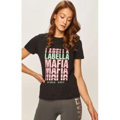 LaBellaMafia - T-shirt. Czarne bluzki damskie LABELLAMAFIA, s, z nadrukiem, z bawełny, casualowe, z okrągłym kołnierzem. Za 79,90 zł.