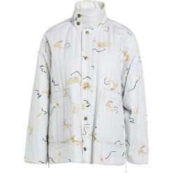 Bruuns Bazaar ASTA JACKET Kurtka przejściowa grey print. Szare kurtki damskie marki Bruuns Bazaar, z lyocellu. W wyprzedaży za 479,60 zł.