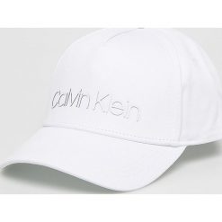 Calvin Klein - Czapka. Białe czapki męskie Calvin Klein, bez wzorów, z bawełny. W wyprzedaży za 99,90 zł.