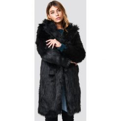 Linn Ahlborg x NA-KD Płaszcz Long Faux Fur - Black. Czarne płaszcze damskie Linn Ahlborg x NA-KD, bez wzorów, z futra, długie. Za 526,95 zł.