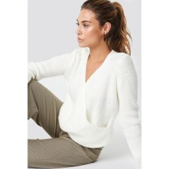 Trendyol Kopertowy sweter - White. Białe swetry damskie marki Trendyol, bez wzorów, z dzianiny, bez rękawów, długie, bez kaptura. Za 100,95 zł.