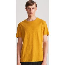 T-shirt z melanzowej dzianiny - Żółty. Żółte t-shirty męskie Reserved, s, bez wzorów, z dzianiny, bez kołnierzyka. Za 29,99 zł.