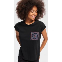 T-shirt z ozdobną kieszenią - Czarny. Czarne t-shirty damskie Reserved, s, bez wzorów, bez kołnierzyka. Za 49,99 zł.