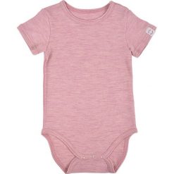Body wełniane w kolorze jasnoróżowym. Różowe body niemowlęce z wełny. W wyprzedaży za 49,95 zł.