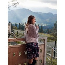 Sweter z wiązaniem na plecach. Brązowe swetry damskie Top Secret, na zimę, bez wzorów, z dzianiny, bez rękawów, bez kaptura. W wyprzedaży za 59,99 zł.