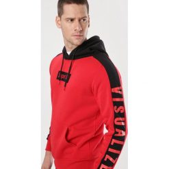 Czerwona Bluza Briffa. Czerwone bluzy męskie Born2be, xl, bez wzorów, bez kołnierzyka, bez rękawów, bez kaptura. Za 79,99 zł.