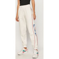 Reebok Classic - Spodnie. Białe spodnie męskie Reebok Classic, na co dzień, s, z nadrukiem, z elastanu. Za 179,90 zł.