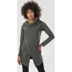 Khaki Bluza Lilesh. Brązowe bluzy damskie Born2be, xl, bez wzorów, bez rękawów, bez kaptura. Za 109,99 zł.