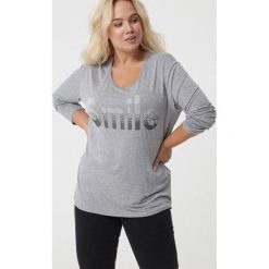 Szara Bluzka Miandetta. Szare bluzki damskie Born2be, xl, z napisami, z jeansu, klasyczne, z okrągłym kołnierzem, z długim rękawem. Za 69,99 zł.
