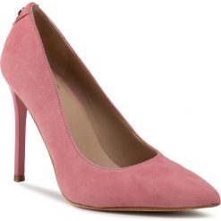 Szpilki GUESS - Crew4 FL5CR4 SUE08 PINK. Różowe półbuty damskie Guess, z aplikacjami, z zamszu, eleganckie, bez obcasa, na obcasie, bez zapięcia. W wyprzedaży za 509,00 zł.