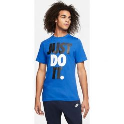 Nike Sportswear JDI Koszulka Niebieski. Niebieskie podkoszulki męskie Nike, m, z nadrukiem, z bawełny, bez kołnierzyka, z krótkim rękawem, krótkie. Za 111,95 zł.