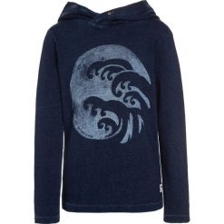 Scotch Shrunk HOODED LONG SLEEVE WITH ARTWORK Bluza z kapturem indigo. Niebieskie bluzy męskie z kapturem marki Scotch Shrunk, z bawełny. W wyprzedaży za 142,35 zł.