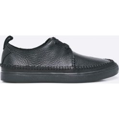 Clarks - Półbuty. Czarne półbuty sznurowane męskie marki Clarks, na co dzień, ze skóry, z okrągłym noskiem. W wyprzedaży za 229,90 zł.