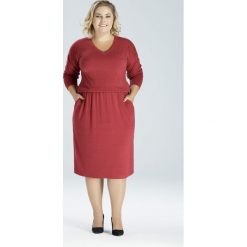 Bordowa sukienka midi krótka z kieszeniami, rozporkiem i rękawkiem PLUS SIZE. Czerwone sukienki damskie Moda Size Plus Iwanek, na co dzień, na jesień, xl, w paski, klasyczne, z klasycznym kołnierzykiem, plus size, z krótkim rękawem, krótkie, midi, proste. Za 129,00 zł.