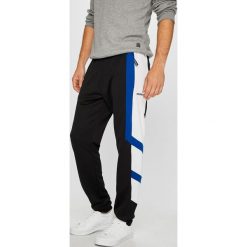 Adidas Originals - Spodnie. Czarne spodnie męskie adidas Originals, na co dzień, m, bez wzorów, z bawełny, casualowe. W wyprzedaży za 259,90 zł.