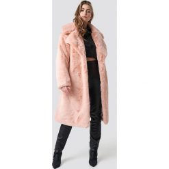 Hannalicious x NA-KD Płaszcz sztuczne futro z paskiem - Pink. Różowe płaszcze damskie marki Hannalicious x NA-KD, w paski, ze skóry. Za 607,95 zł.