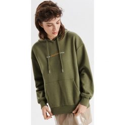Bluza hoodie z napisem - Khaki. Brązowe bluzy damskie Cropp, s, z napisami, bez rękawów, bez kaptura. W wyprzedaży za 49,99 zł.