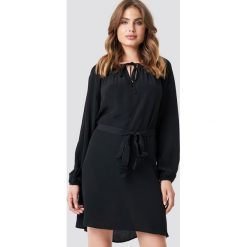 Trendyol Sukienka z wiązaniem - Black. Czarne sukienki damskie marki Trendyol, w paski, bez kołnierzyka, bez rękawów, długie. Za 60,95 zł.