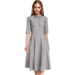 Szara Sukienka Elegancka Rozkloszowana z Wiązaniem przy Dekolcie. Szare sukienki damskie marki Molly.pl, do pracy, s, bez wzorów, z tkaniny, eleganckie, bez kołnierzyka, bez rękawów, rozkloszowane. Za 145,90 zł.