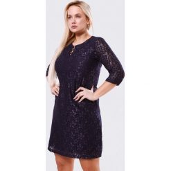Granatowa Sukienka At First Sight. Niebieskie sukienki damskie Born2be, bez wzorów, bez kołnierzyka, bez rękawów, midi. Za 59,99 zł.