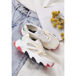 Białe Sneakersy Lagurien. Białe sneakersy damskie Renee. W wyprzedaży za 84,99 zł.